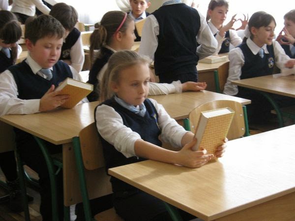 Школа без учебников. Украинские школьники. Новые учебники в школах.