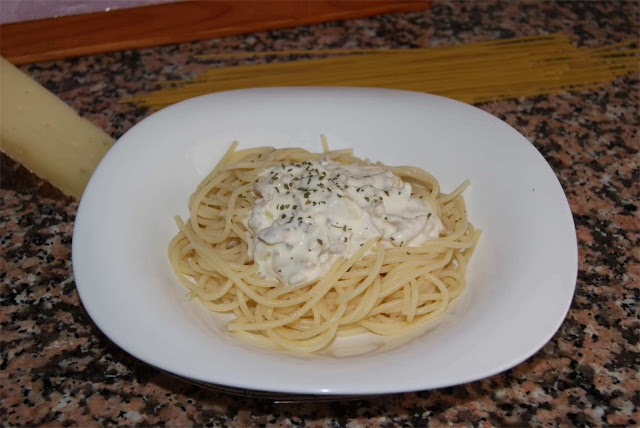 Pasta con salsa de queso y conejo