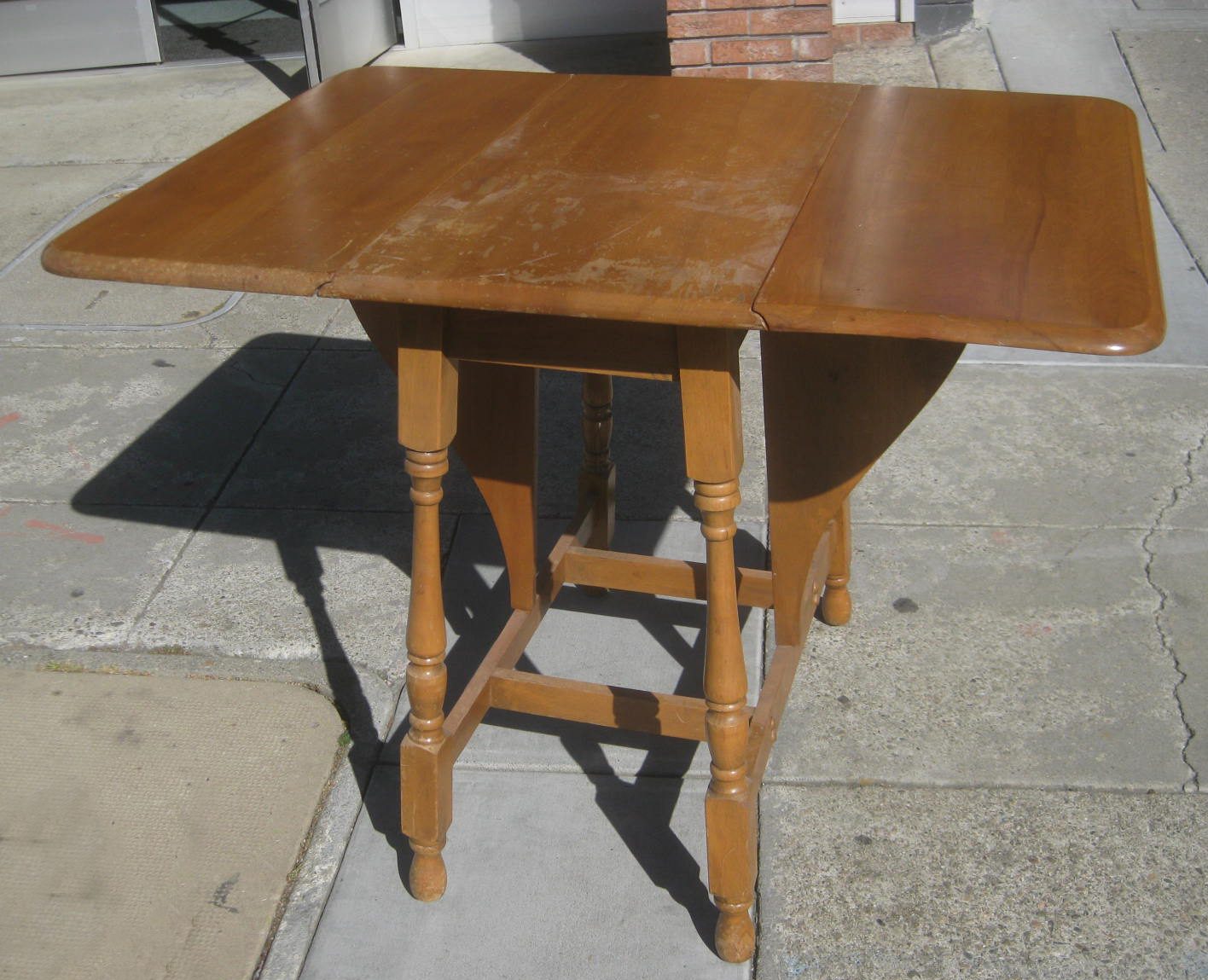 UHURU FURNITURE & COLLECTIBLES SOLD Small Maple DropLeaf Table 65
