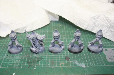 Imprimación de los caballeros grises con Neutral Grey de Vallejo Model Color
