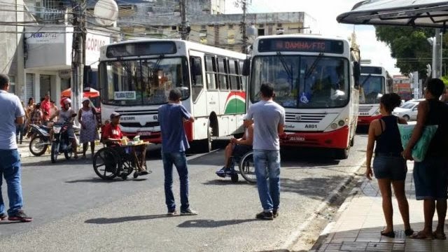 Cadeirantes impedem passagem de ônibus na Getúlio Vagas durante protesto