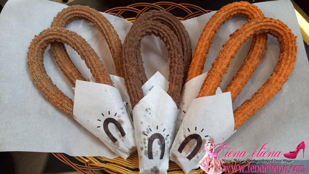 Churros dengan perisa Cinnamon, cheese dan coklat pada harga RM4.90 setiap satu