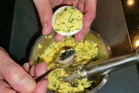 Huevos rellenos en salsa estilo Teresita