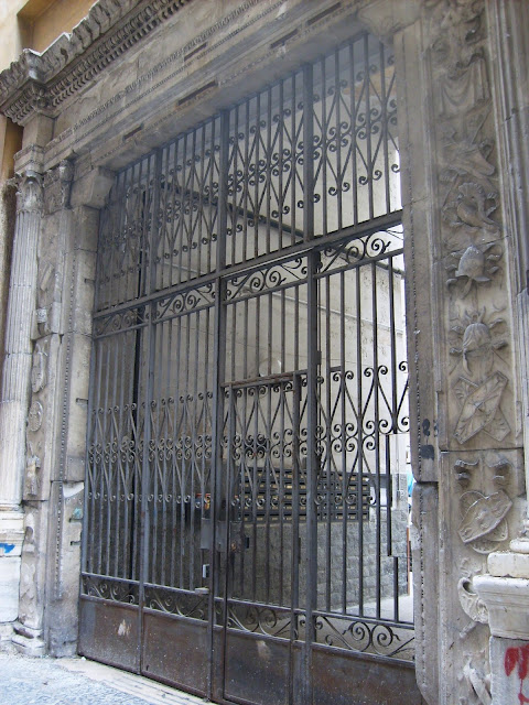 Portale del palazzo De Scorciatis