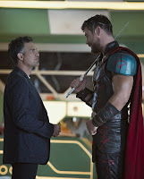 Chris Hemsworth and Mark Ruffalo in Thor: Ragnarok (32)