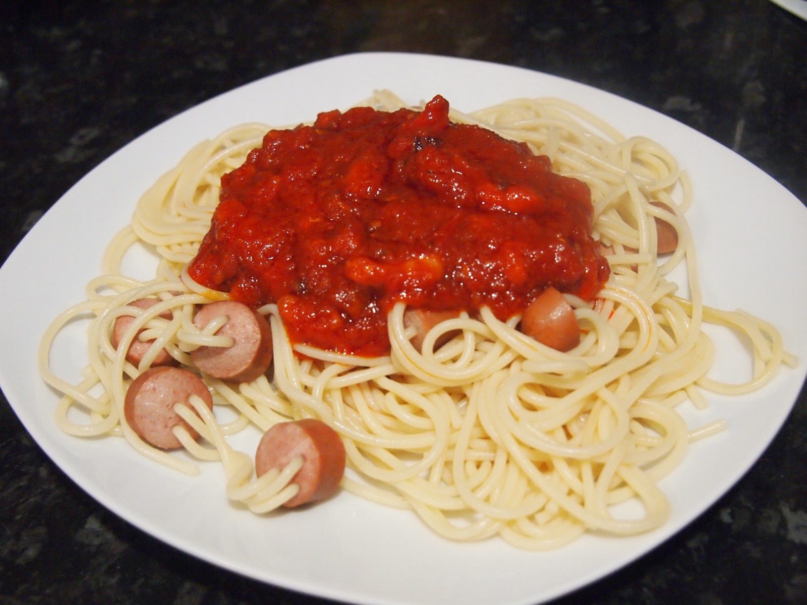 La Cocina De J.Lopez: Espaguetis con salchichas enlazadas y salsa de