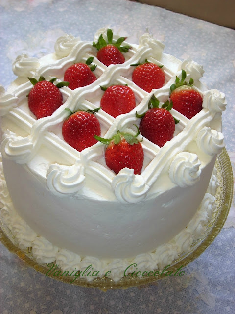 decorazioni,ma si può usare anche tutta panna fresca)e ricoprire tutta la torta,livellando bene con una spatola,formare dei cordoni con una bocchetta a