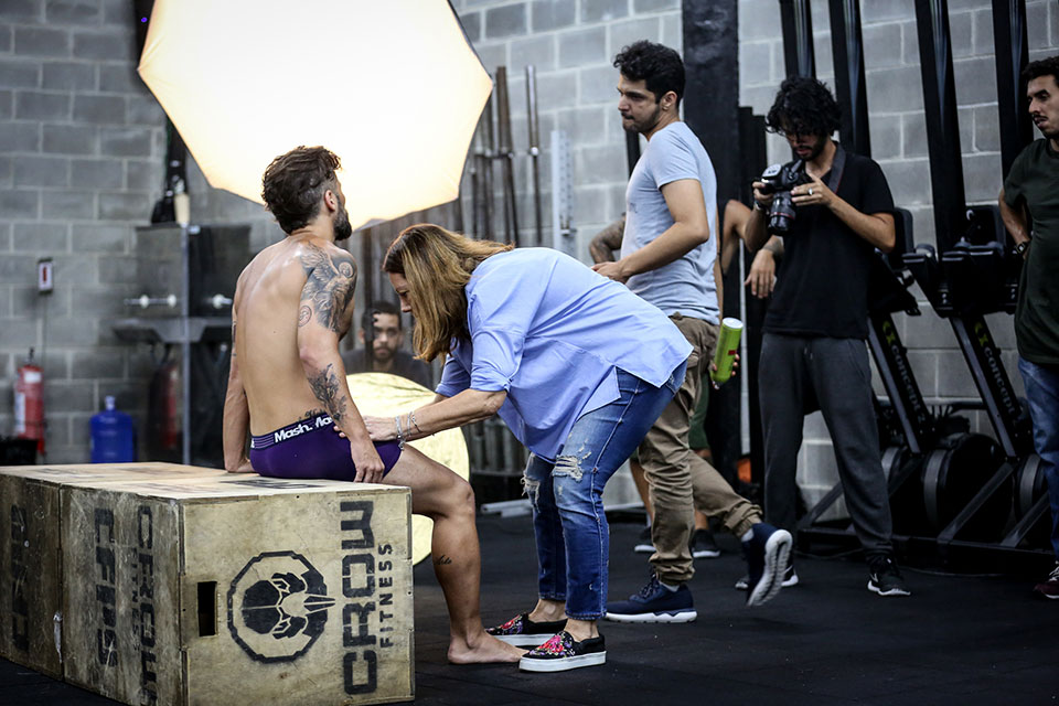 Bruno Gagliasso ajeita cueca nos bastidores da nova campanha da Mash. Foto: Gabriel Felix/Divulgação