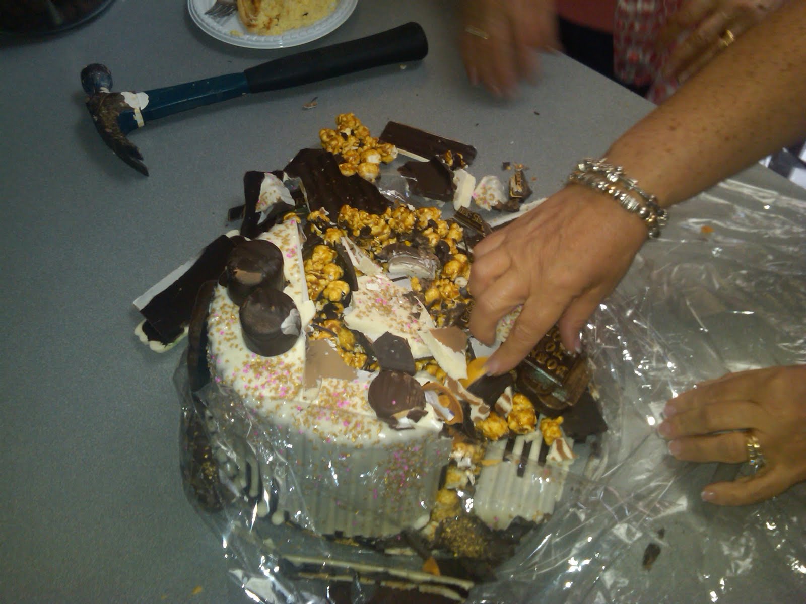 http://3.bp.blogspot.com/-i9FBzZGi1AE/Tbthrur-XHI/AAAAAAAAAZI/hHFB8RkpKlE/s1600/moms+smash+cake+3.jpg