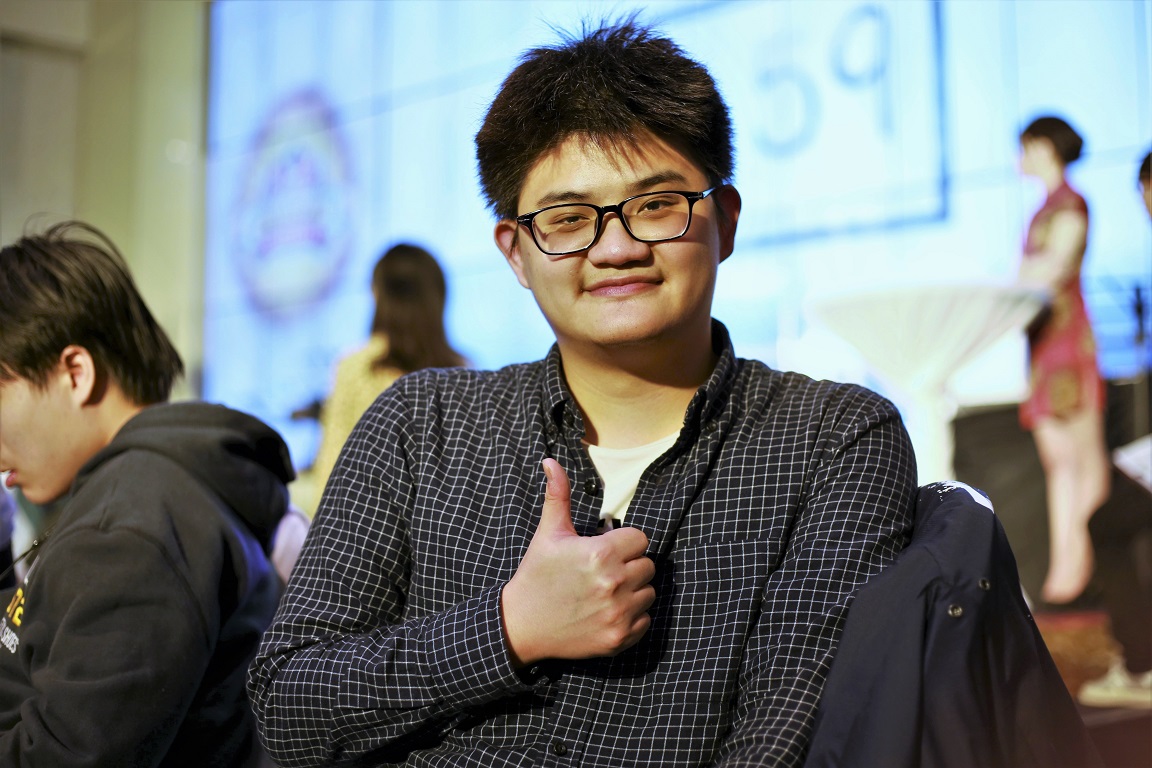 今（26）日網銀國際舉辦尾牙，職業電競隊伍閃電狼的選手也都出席，而甫才歸國的《爐石戰記》世界總決賽冠軍「tom60229」陳威霖也現身會場。