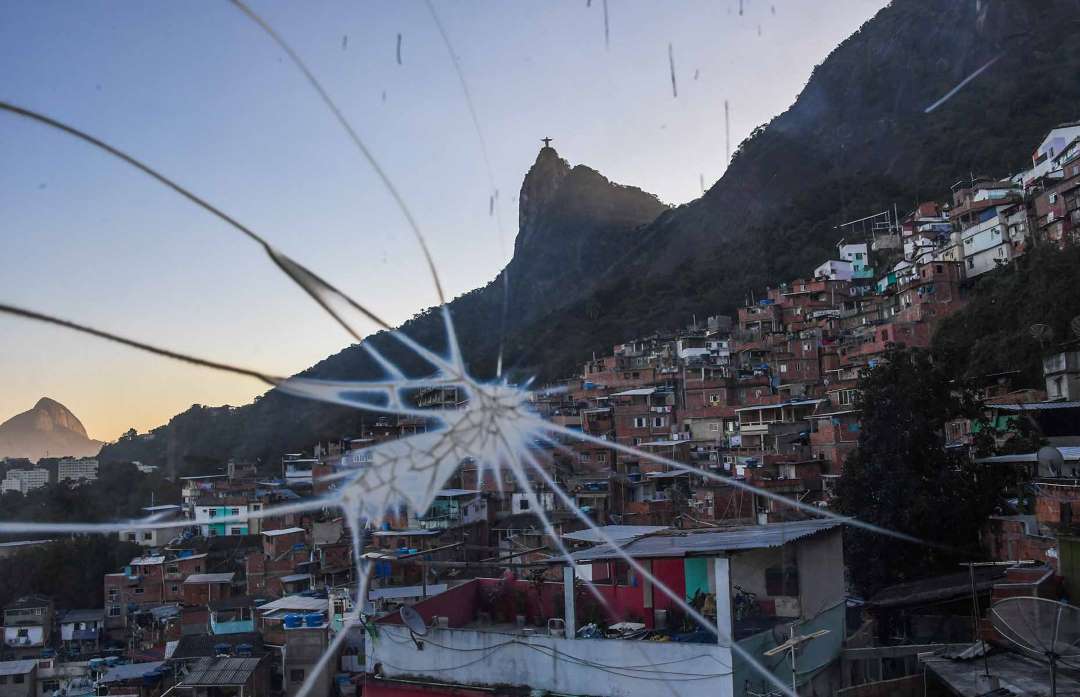 Homem morre ao tentar proteger filho de 10 anos em assalto; queriam o celular