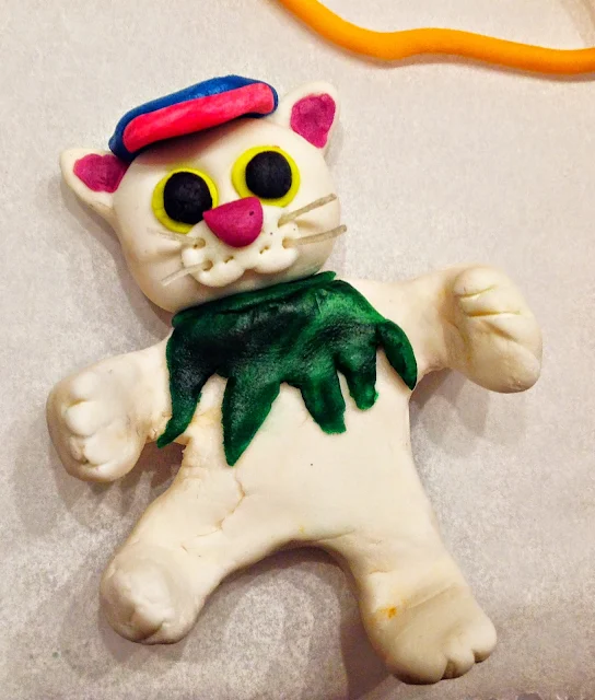 PASTEL DE CUMPLEAÑOS KIT KAT, LACASITOS Y M&M'S DECORADO CON GATOS