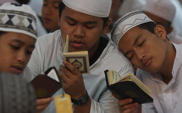 Masalah Bisa Saja Datang dari Seorang Teman, Ini Solusi Jitunya A la Islam!