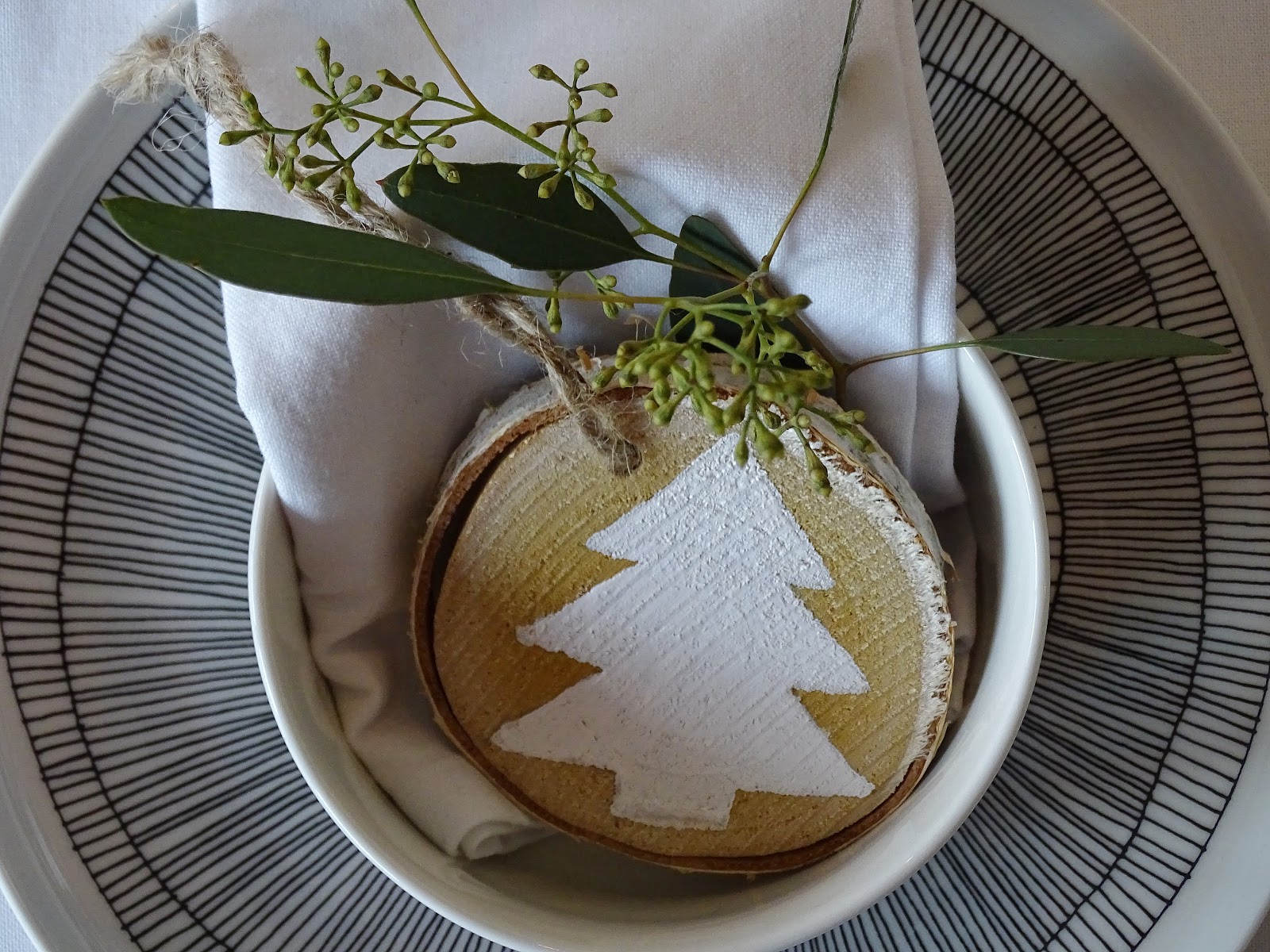 DIY bemalte Holzscheiben als Tischdeko, Geschenkidee, Weihnachtsbaumschmuck und Geschenkanhänger - Lieblinge, Momente und Motive einer Woche - https://mammilade.blogspot.de DIY bemalte Holzscheiben als Tischdeko, Geschenkidee, Weihnachtsbaumschmuck und Geschenkanhänger - Lieblinge, Momente und Motive einer Woche - https://mammilade.blogspot.de