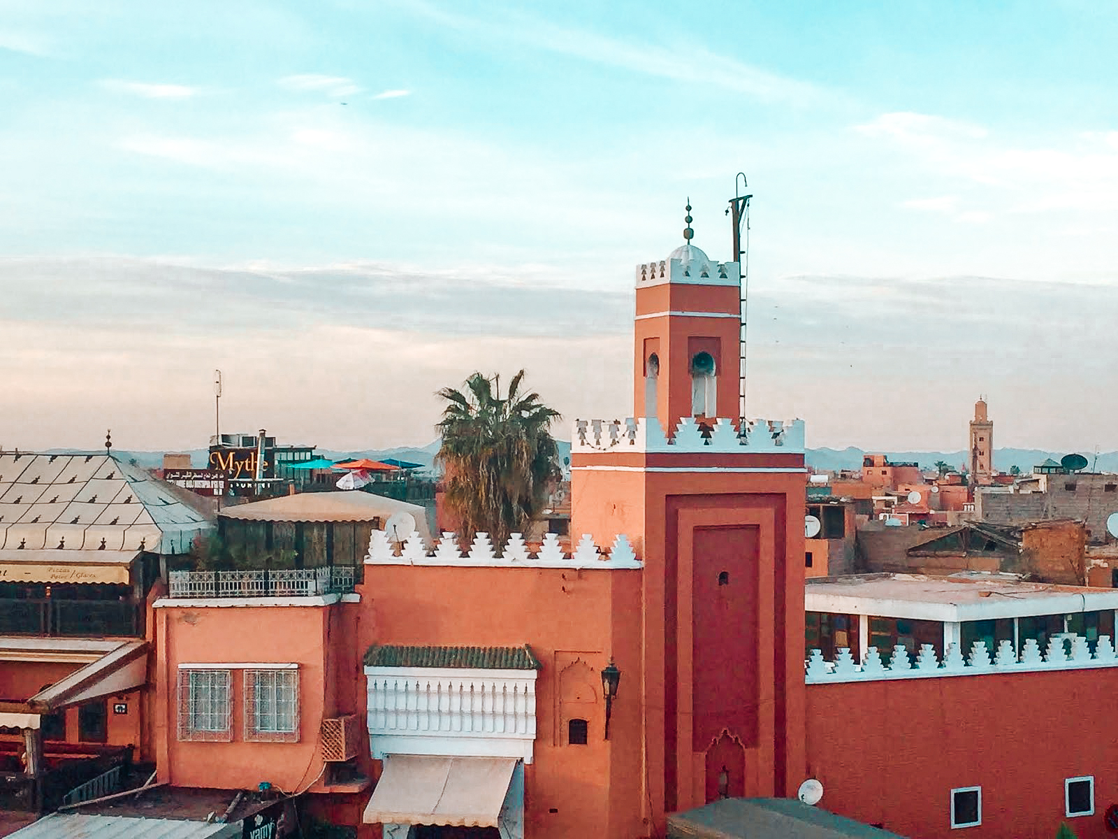 Vue depuis le Café de France sur les bâtiments de la Place Jemaa El Fnaa à Marrakech