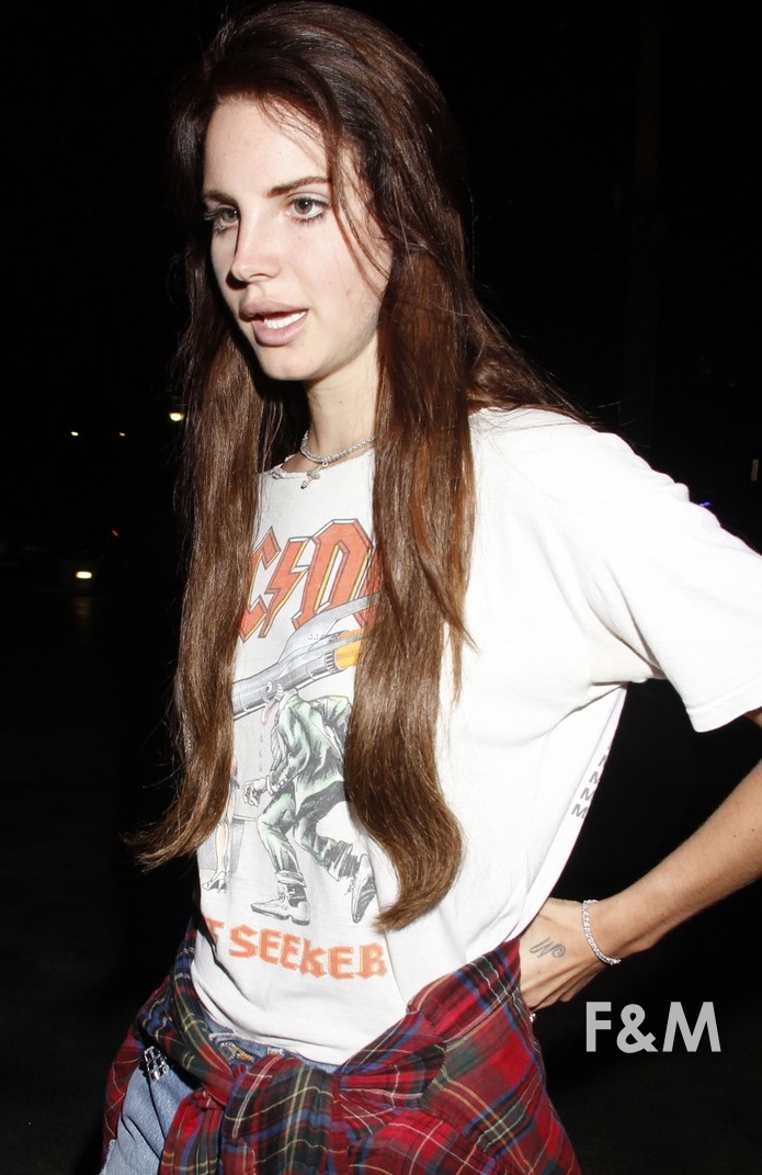 FAMOSOS y MODA Lana Del Rey al concierto de Red Hot Chili Peppers.