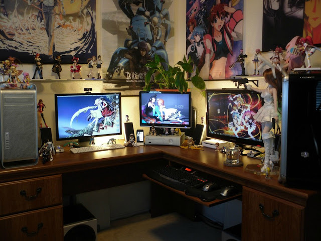 Trzy monitory na biurku do oglądania anime