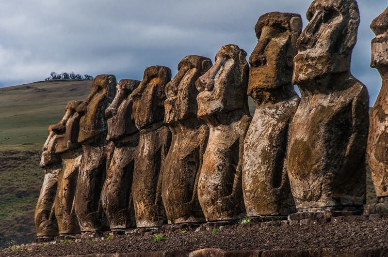 The Moai, huge sculptures shaped human head, the main tourist attraction of Easter Island. Easter Island has several settlements called Ahu "Altars", where a group of more or less numerous Moai meets, but always perfectly organized and looking in the same direction.