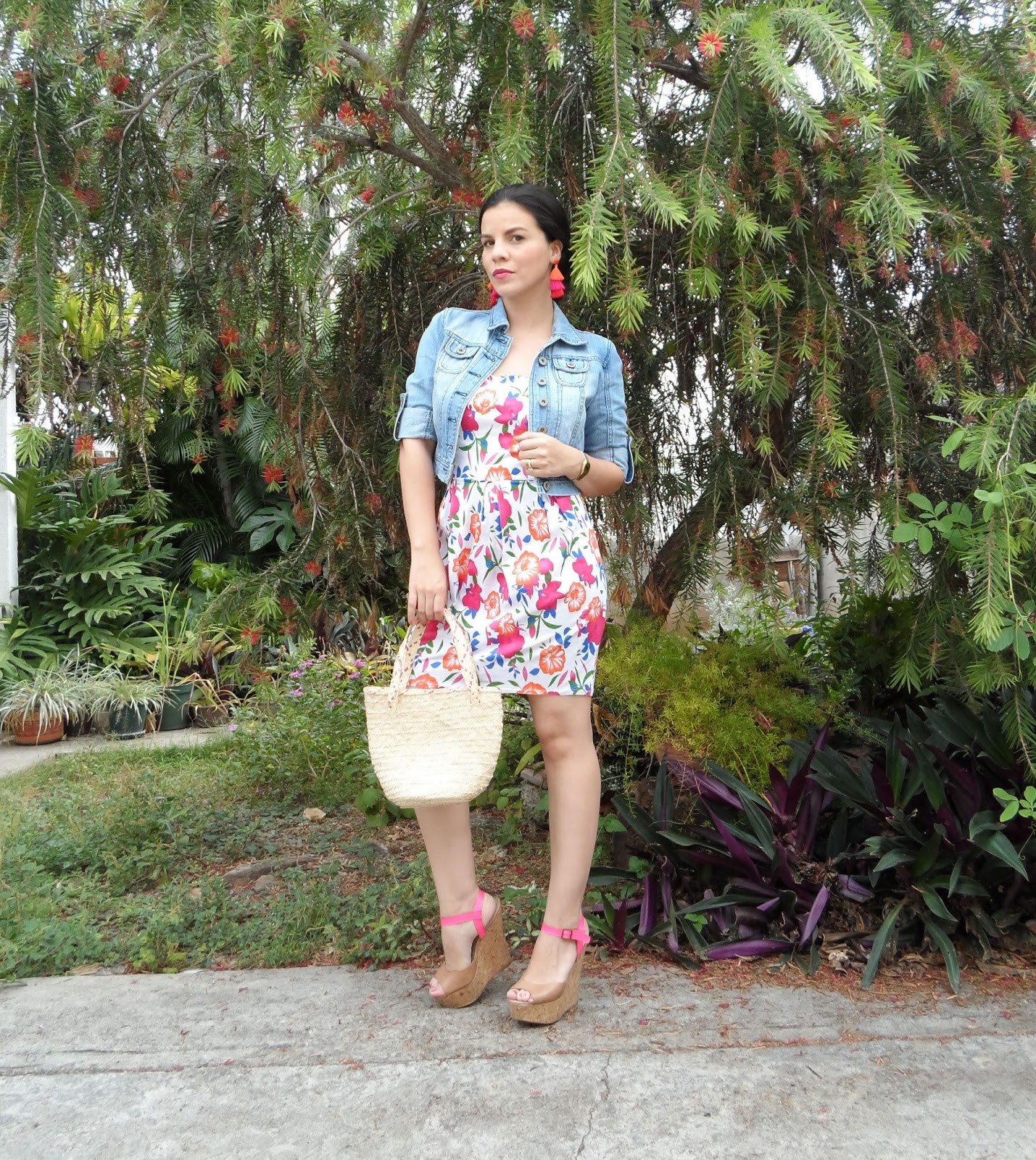 Vestido floral y chaqueta de jean - Yaimar Pérez