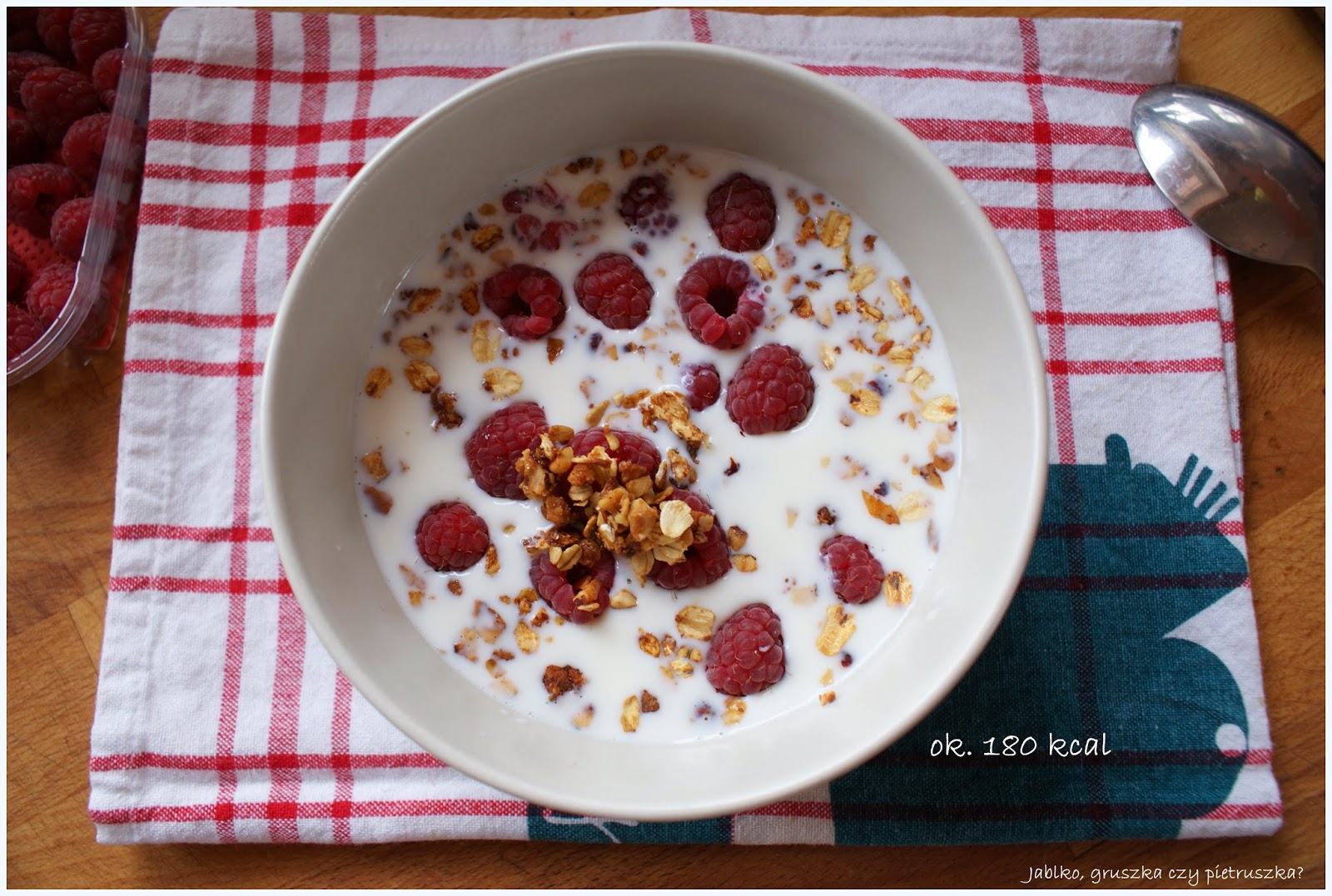 Domowa granola z mlekiem i malinami