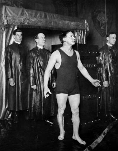 WILD ABOUT HARRY: NEW photo of Houdini and his Water Torture Cell unearthed in Scotland