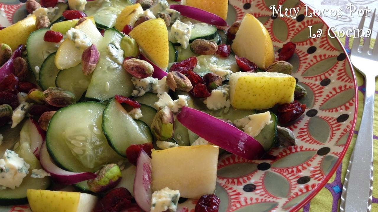 Ensalada de Pepino, Pera, Pistachos, Arándanos Rojos Secos y Queso Azul