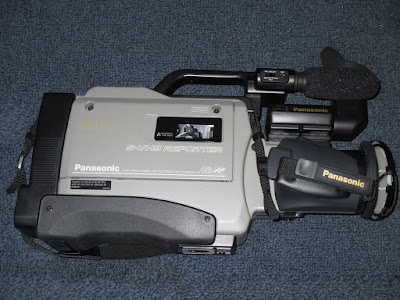 Modelo de videocámara Panasonic AG-456 de formato S-VHS como la usada para grabar el episodio.