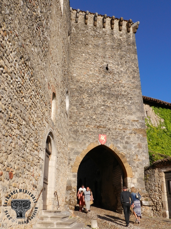 LA FRANCE MEDIEVALE: PEROUGES (01) - La cité médiévale