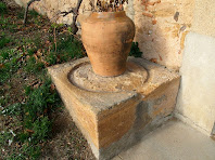 Detall de la base d'una de les dues premses de vi que hi ha al costat del portal del Mas de Sant Jaume