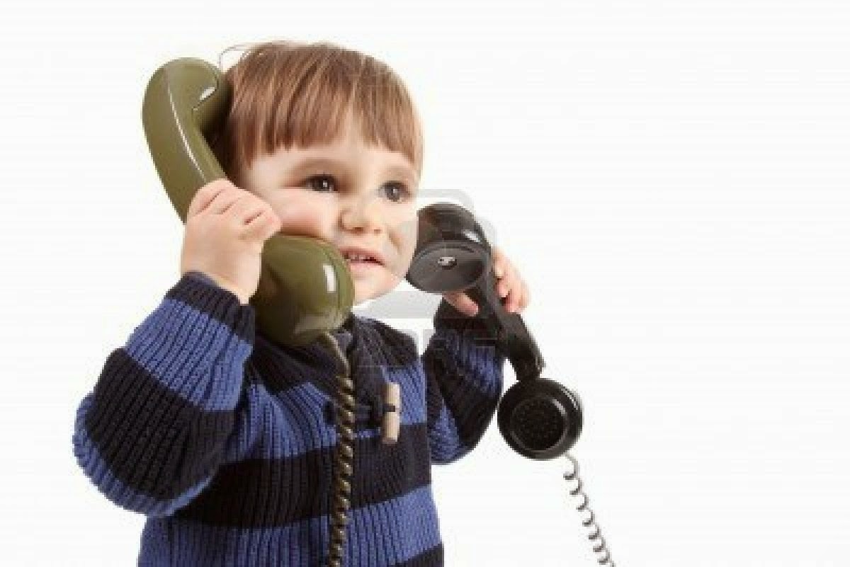 Слушать позвоните дети. Ребенок звонит. Ребенок звонит по телефону. Ребенок с мобильным телефоном. Ребенок с телефоном в руках.