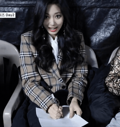 치명적인 쯔위 미모 & 셀카 찍는 지효