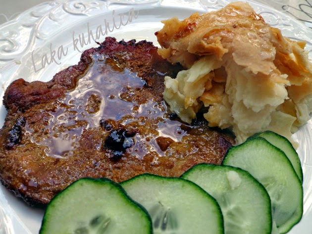 Schnitzel with beer and mlinci by Laka kuharica: pork steaks with Croatian mlinci prepared in a surprising way.