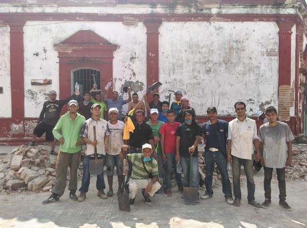 Migrantes centroamericanos se solidarizan con México y ayudan en labores de rescate Migrantes centroamericanos se solidarizan con México y ayudan en labores de rescate