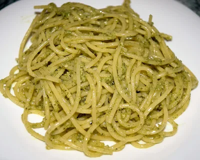 Włoskie pesto z bazylii z makaronem spaghetti