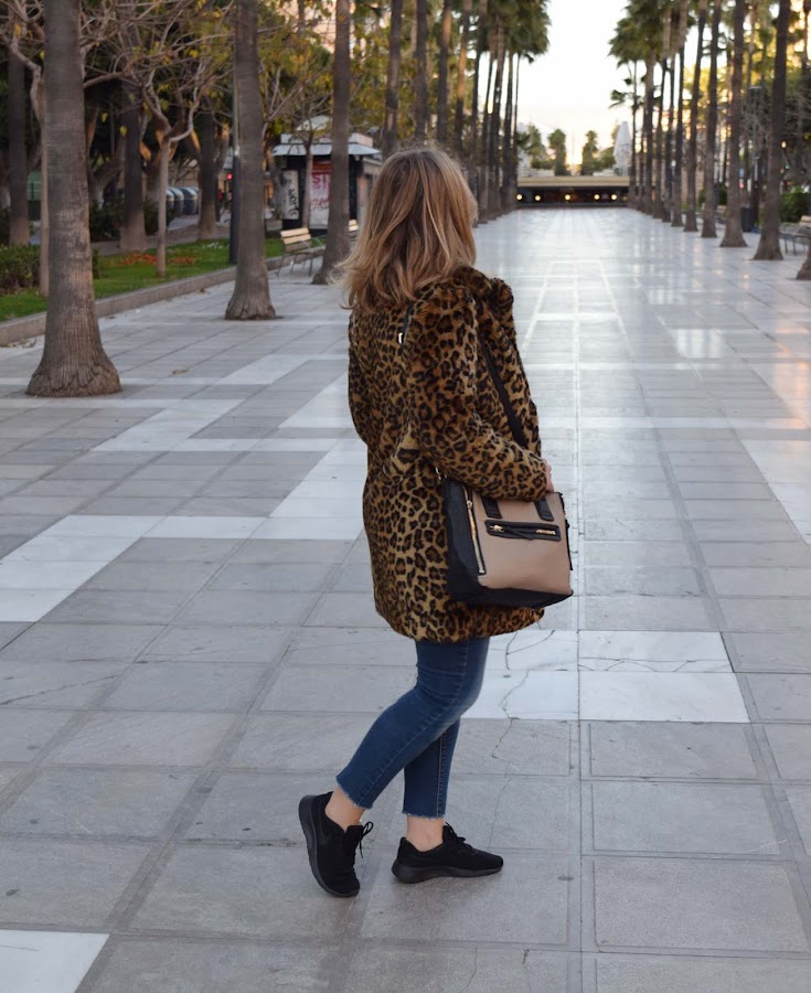 Abrigo_leopardo_con_sneakers