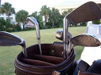 Terdapat tiga peralatan utama diperlukan dalam olahraga permainan Golf yakni Stik golf Peralatan Yang Dipakai Pada Olahraga Golf