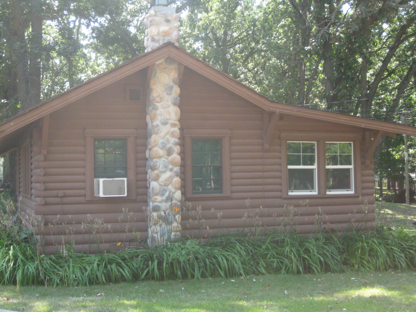 So Okoboji! THERE MUST BE CABINS, TOO?