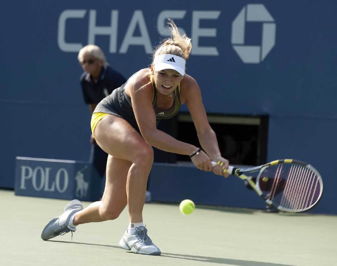 Famous Holiday: Caroline Wozniacki hot sport style on tennis game