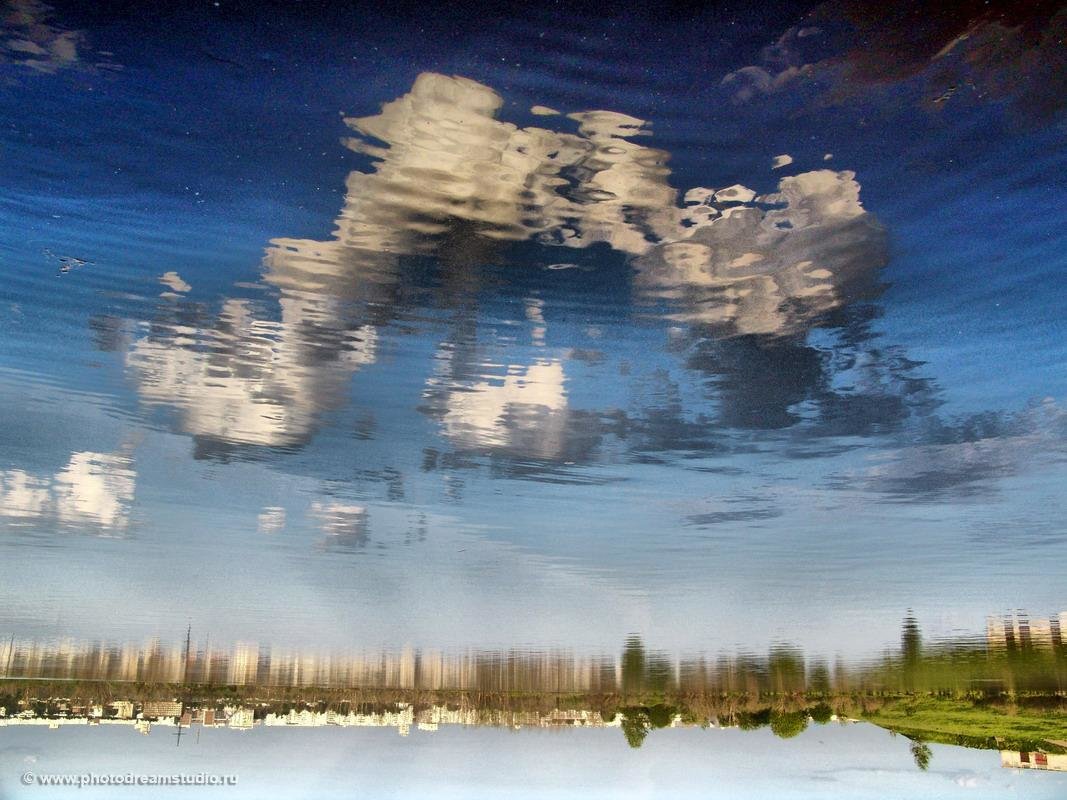Отражение вода песни. Отражение облаков в воде. Отражение неба в воде. Небо в отражении. Перевернутый мир.