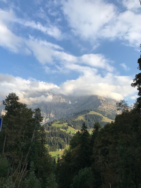 スイス・アデルボーデンの町は高い標高にある