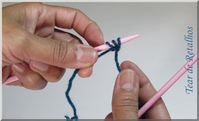Foto mostrando uma base de pontos de tricô com vários pontos formados pela técnica de montagem à francesa (knitted cast on)