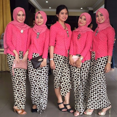 model kebaya muslim kutubaru pink dengan rok batik kawung