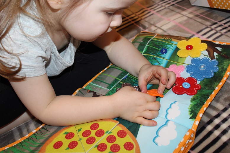 Livre en tissu Montessori pour Bébé – Pour Les Petits