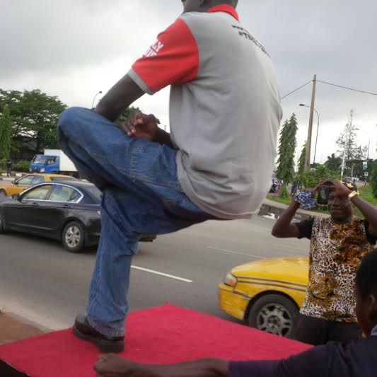 NIGERIAN TOP SECRET How did he do this? Man sitting on nothing seen in Ikeja (photos)
