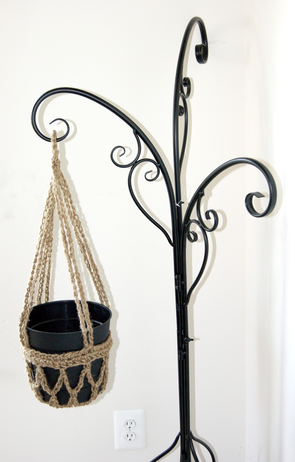'Mixin it up with DaPerfectMix': Hanging Plant Holder 'Mixin it up with DaPerfectMix': Hanging Plant Holder on Plant Stand Hanging
id=26680