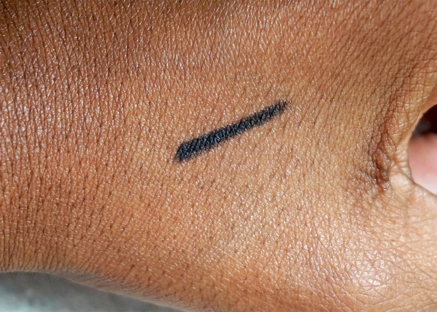 I Tried to Copy Charlotte Tilbury's 5 Second Cat Eye with Rock N' Kohl Eyeliner in Bedroom Black I Tried to Copy Charlotte Tilbury's 5 Second Cat Eye with Rock N' Kohl Eyeliner in Bedroom Black