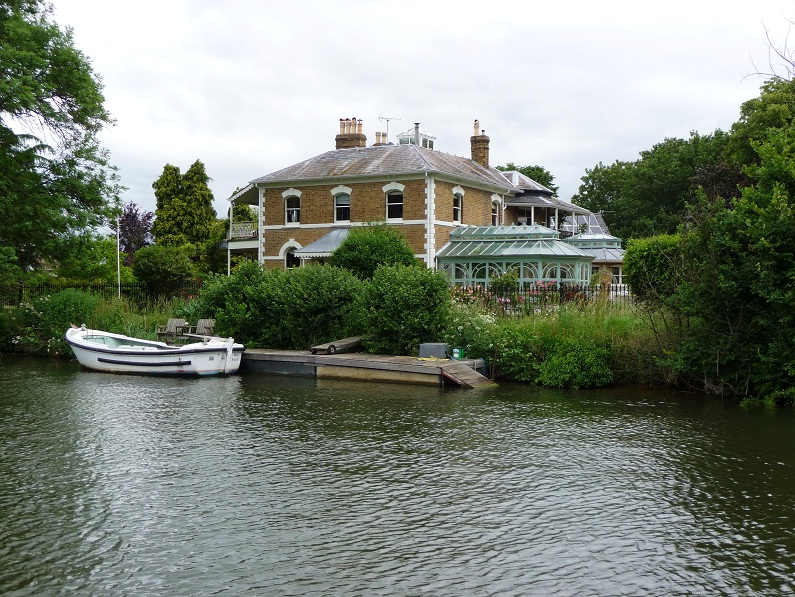 nb Parisien Star Chertsey to Wraysbury
