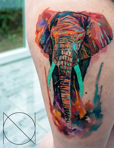 Este impressionante retrato de um elefante utiliza uma vasta gama de cores para criar o muito complexo e marcante na peça.