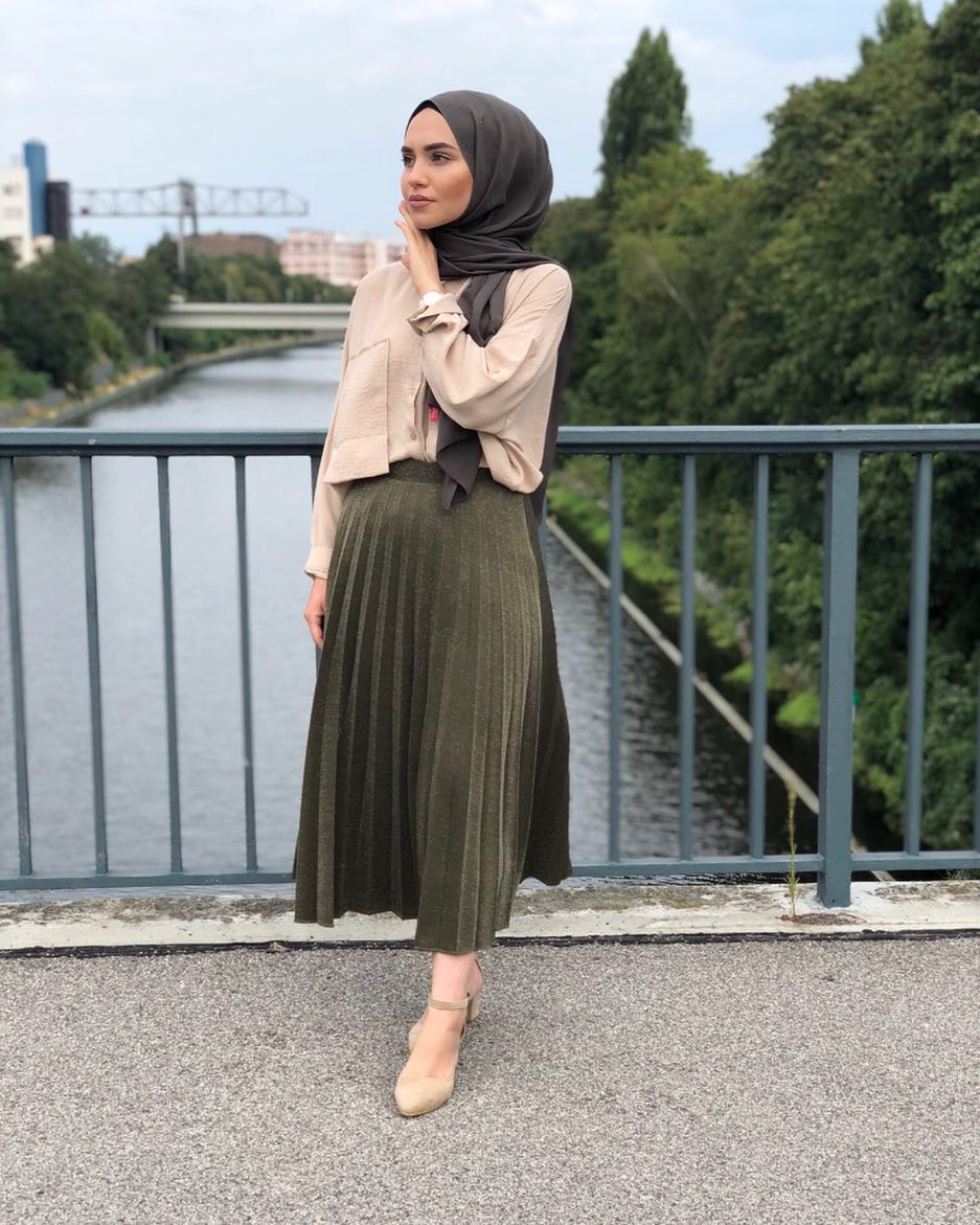 La robe unie avec ou sans dentelle, le résultat est éblouissant d\u0027élégance. Pour encore plus de styles Hijab
