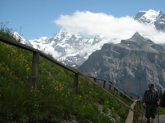 Snowcapped peaks along the North Face Trail near Mürren